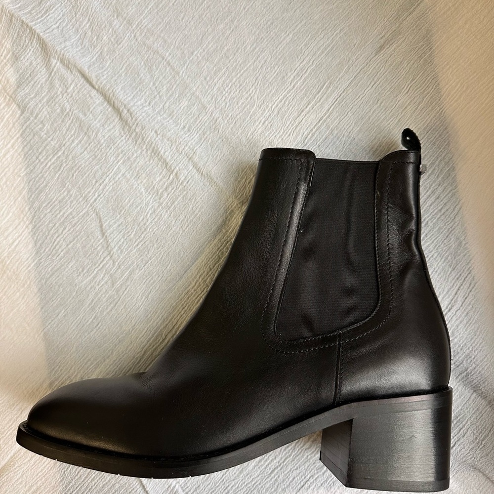 Aquatalia pull up round toe black ankle booties -Never Worn! - Picture 2 of 8